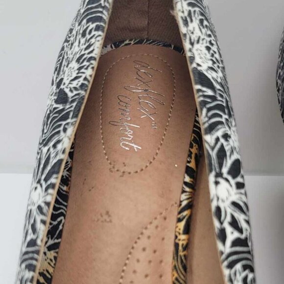 Dexflex Comfort black ad white floral design canvas shoes. BNWOT - Picture 3 of 5